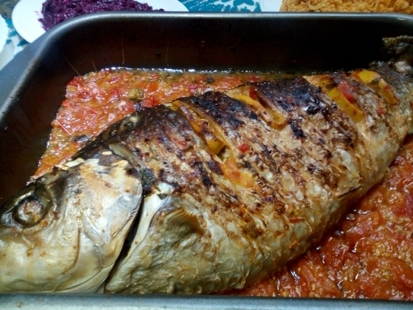 Peste umplut cu legume la cuptor, in sos de rosii cu garnitura de orez