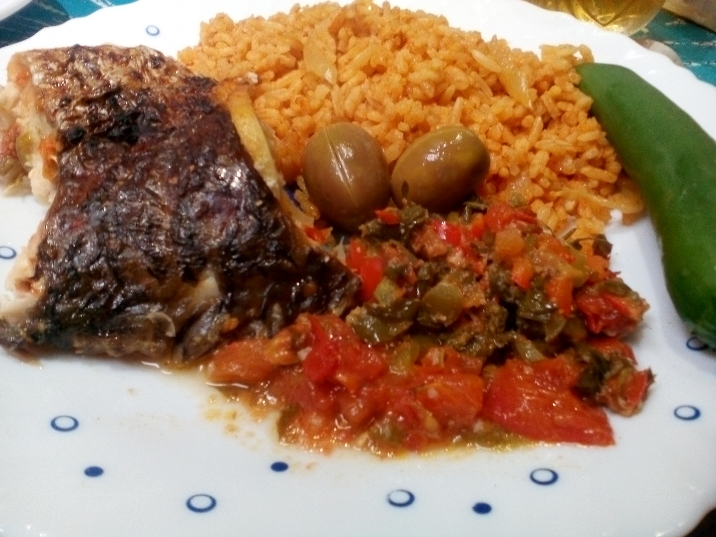 Peste umplut cu legume la cuptor, in sos de rosii cu garnitura de orez