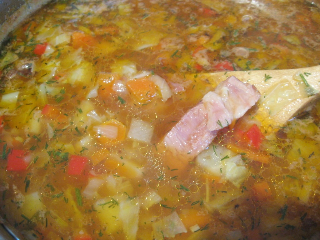 Ciorba de varza cu afumatura de porc