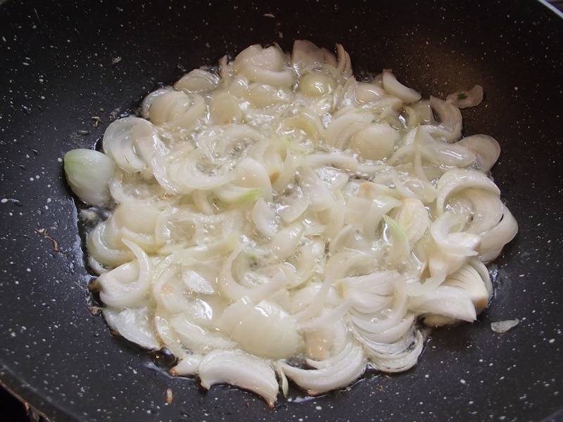 Mancare taraneasca de cartofi cu gogosari in sos de rosii