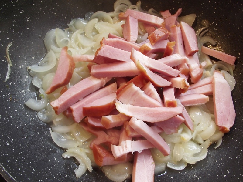 Mancare taraneasca de cartofi cu gogosari in sos de rosii