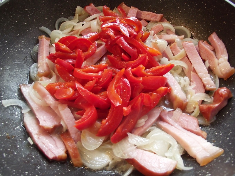 Mancare taraneasca de cartofi cu gogosari in sos de rosii