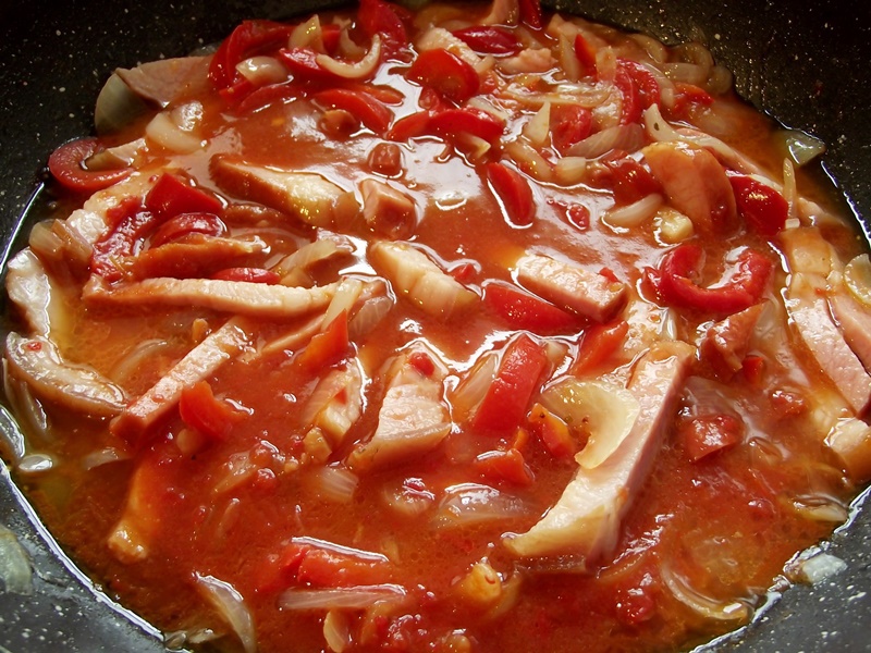 Mancare taraneasca de cartofi cu gogosari in sos de rosii