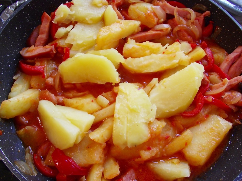 Mancare taraneasca de cartofi cu gogosari in sos de rosii