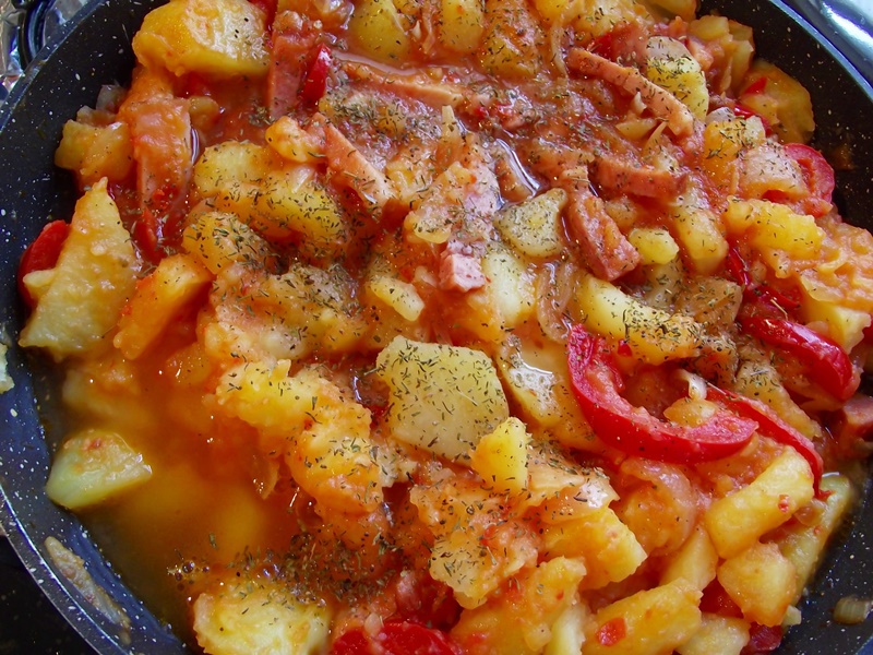 Mancare taraneasca de cartofi cu gogosari in sos de rosii