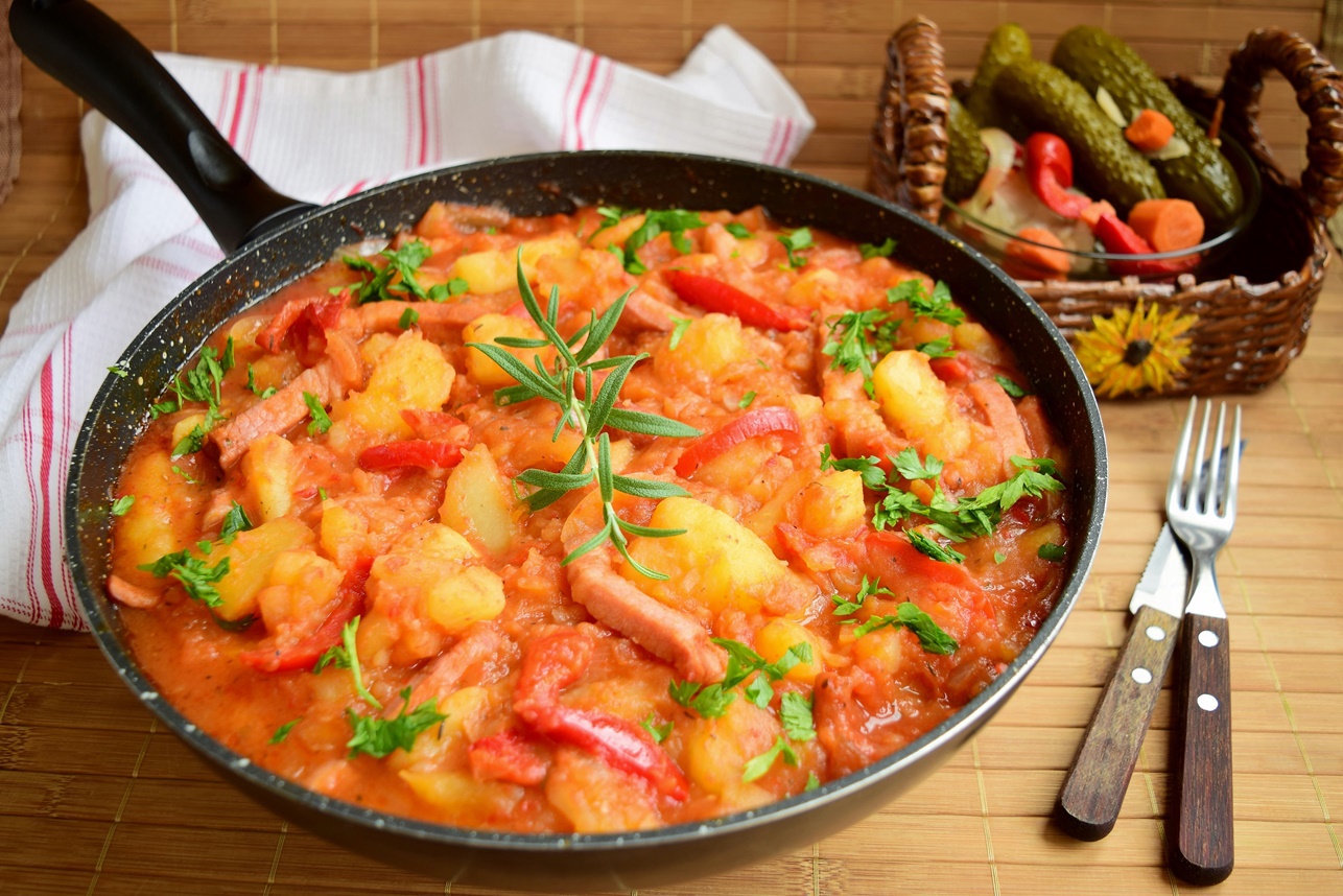 Mancare taraneasca de cartofi cu gogosari in sos de rosii