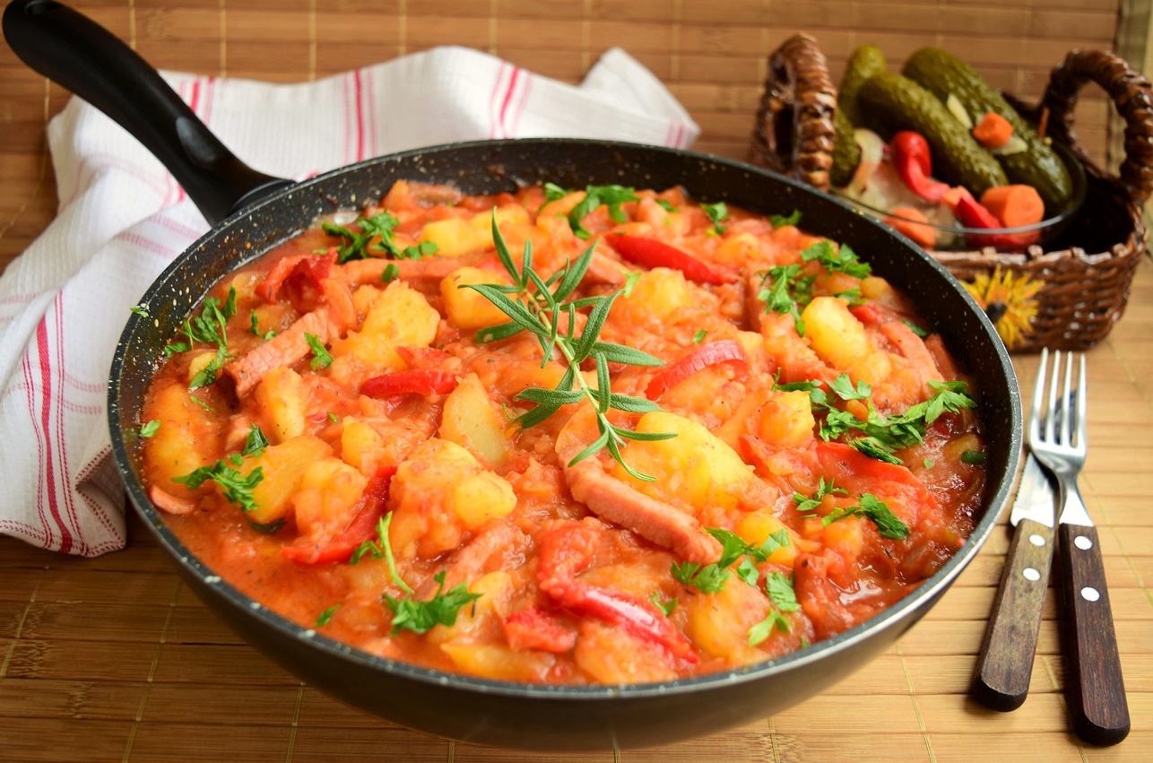 Mancare taraneasca de cartofi cu gogosari in sos de rosii