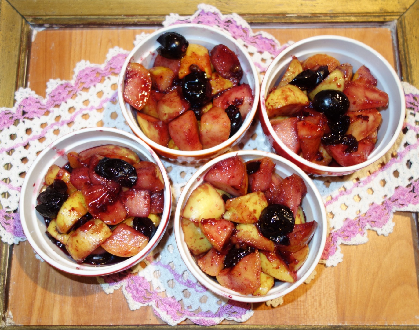 Prajitura rapida cu mere, struguri si aluat sfarmicios