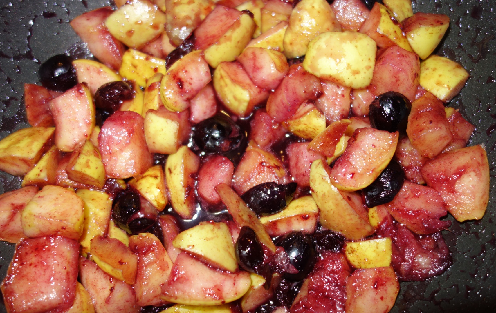 Prajitura rapida cu mere, struguri si aluat sfarmicios