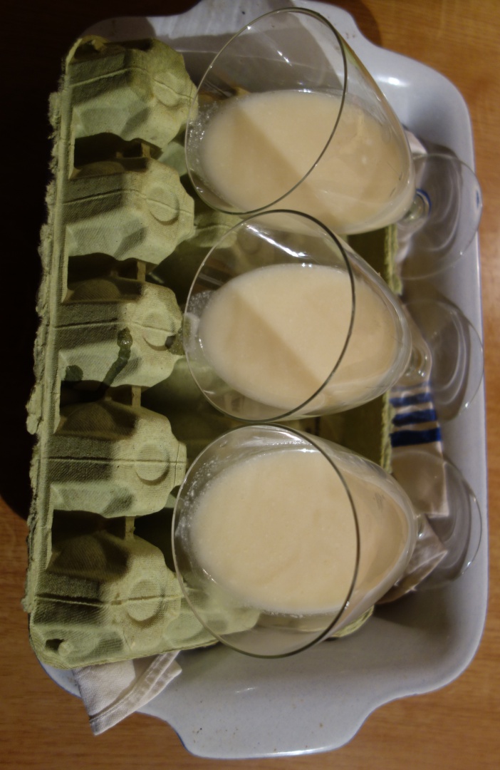 Panna cotta cu limoncello si jeleu de fructe de padure
