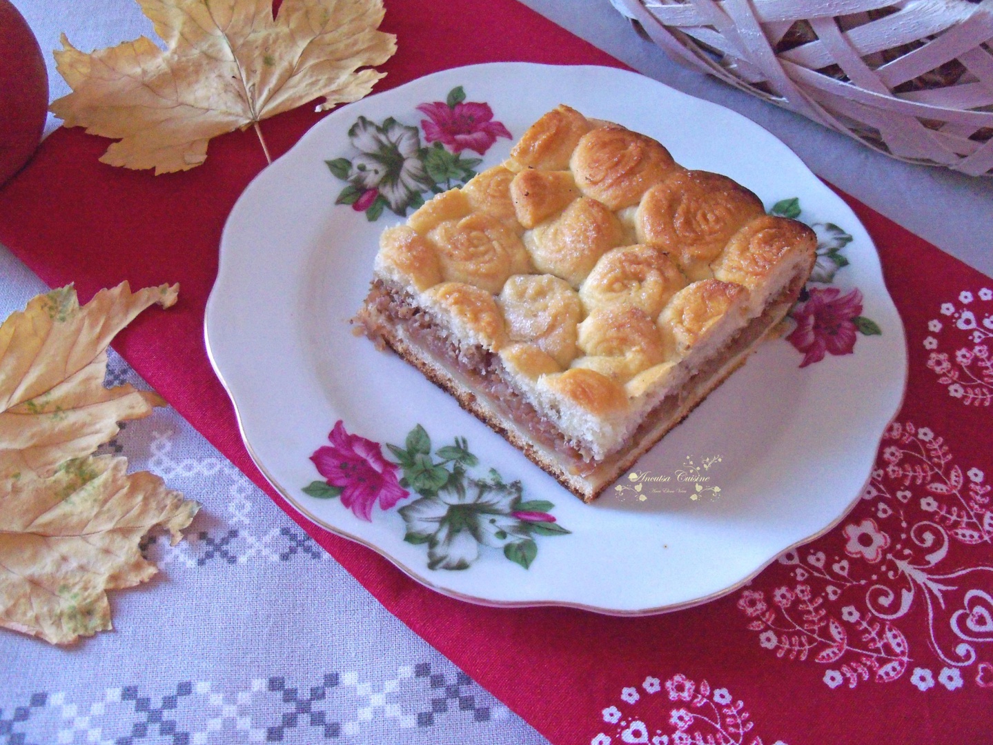 Placinta cu mere, nuci si aluat cu vin