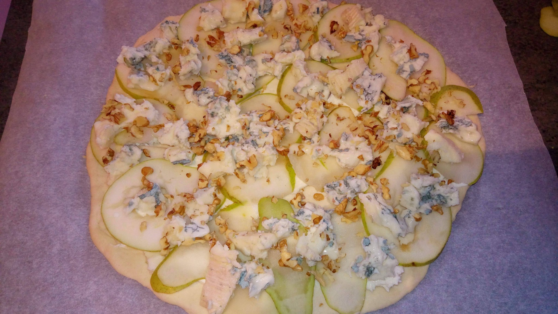 Pizza cu nuci, pere si gorgonzola