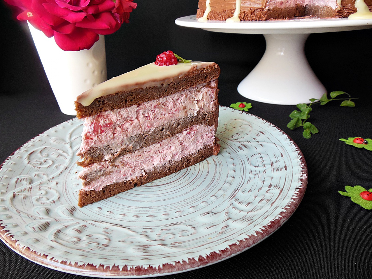Tort cu crema de zmeura, de ciocolata si glazura de ciocolata alba