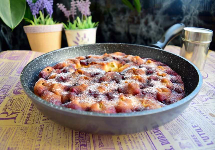 Prajitura rapida cu struguri preparata la tigaie