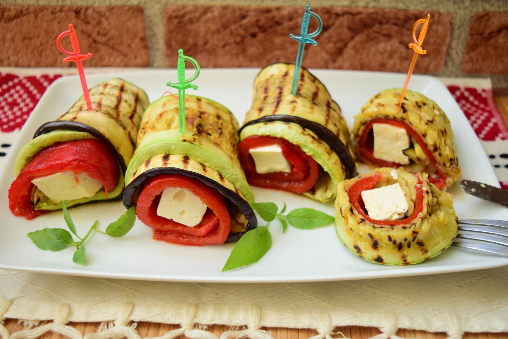 Rulouri aperitiv cu legume la grill si branza. Reteta delicioasa, sanatoasa si usor de preparat