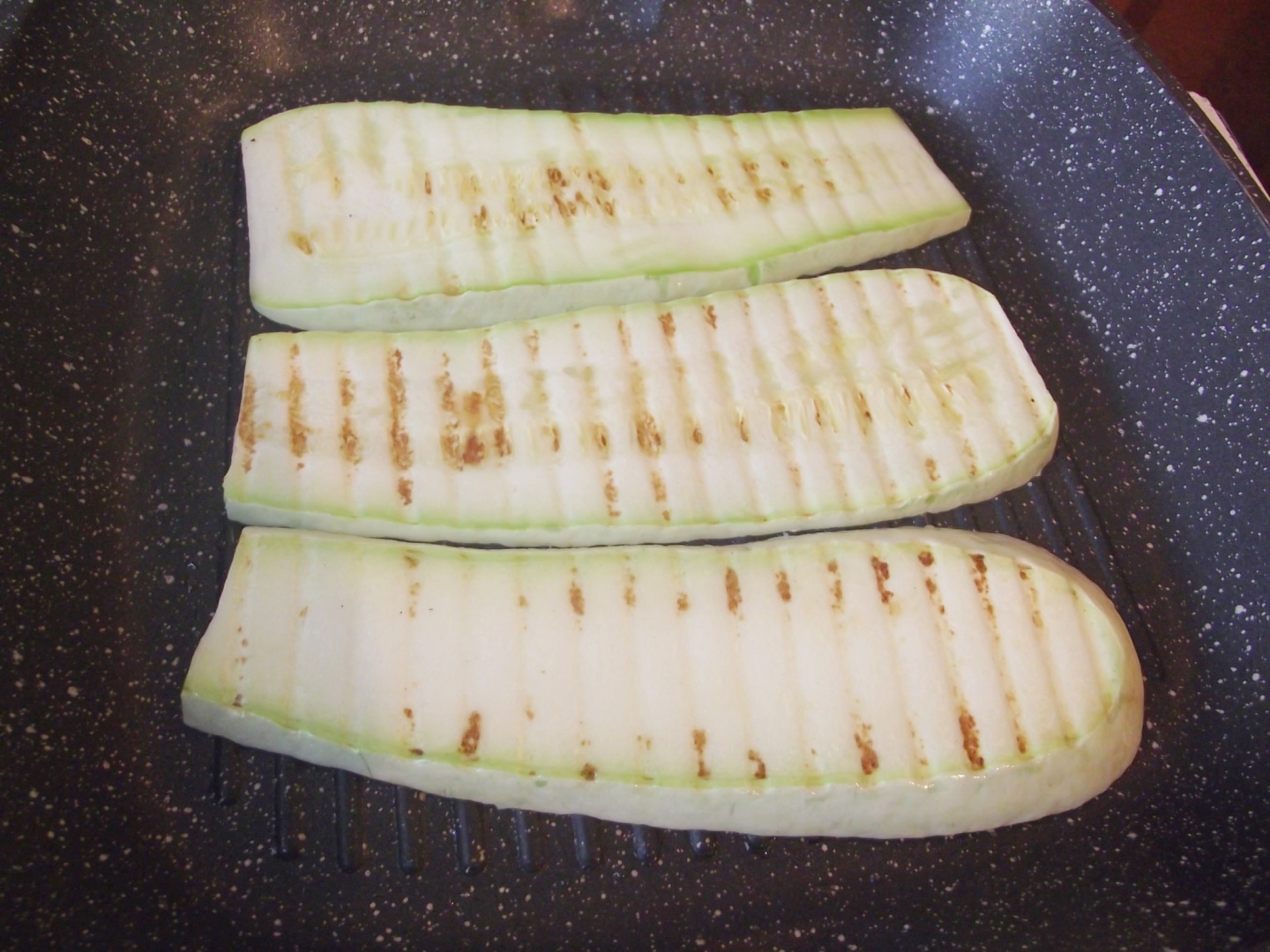 Rulouri aperitiv cu legume la grill si branza. Reteta delicioasa, sanatoasa si usor de preparat