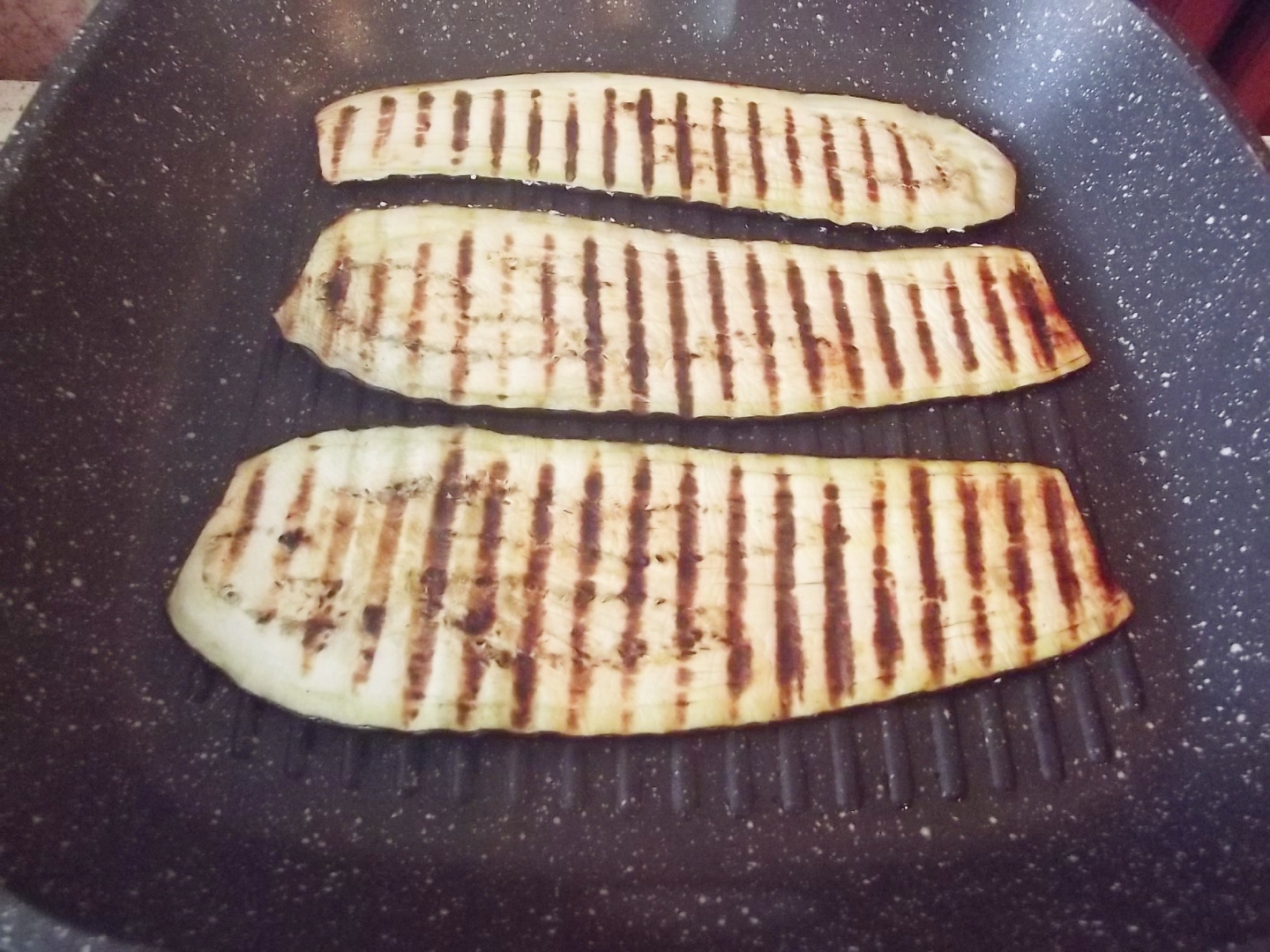 Rulouri aperitiv cu legume la grill si branza. Reteta delicioasa, sanatoasa si usor de preparat