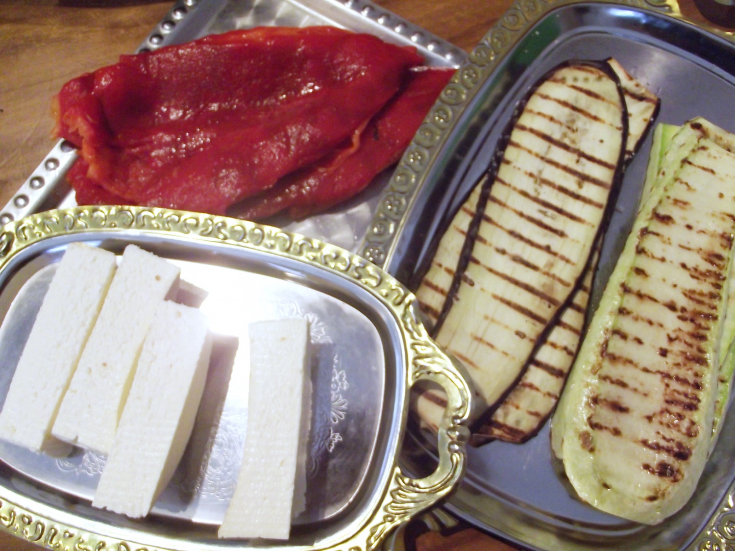 Rulouri aperitiv cu legume la grill si branza. Reteta delicioasa, sanatoasa si usor de preparat