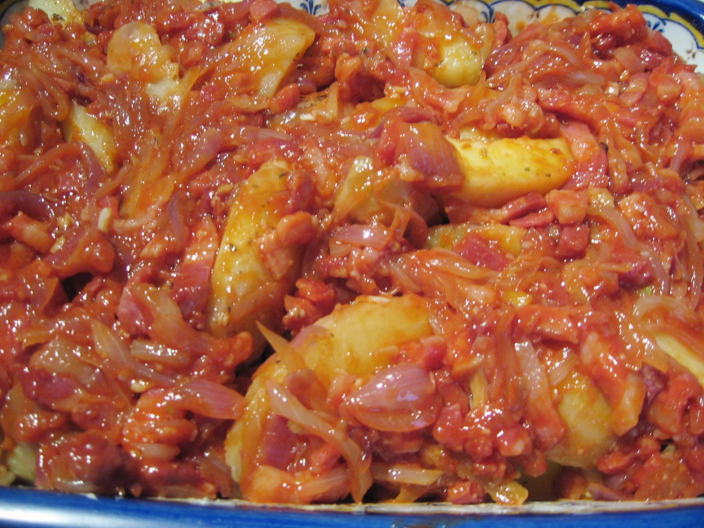 Cartofi la cuptor cu gogosari si bacon afumat