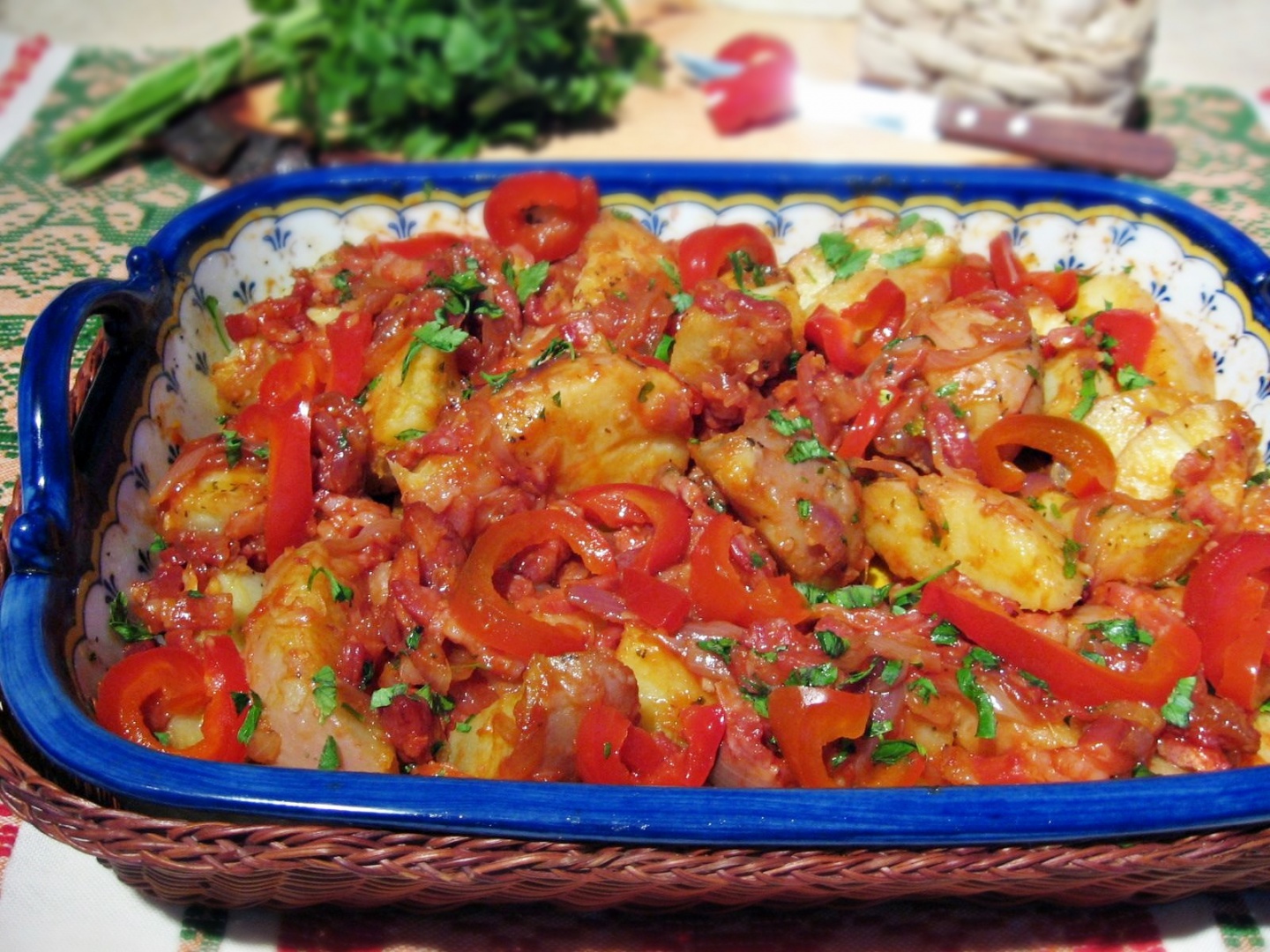 Cartofi la cuptor cu gogosari si bacon afumat