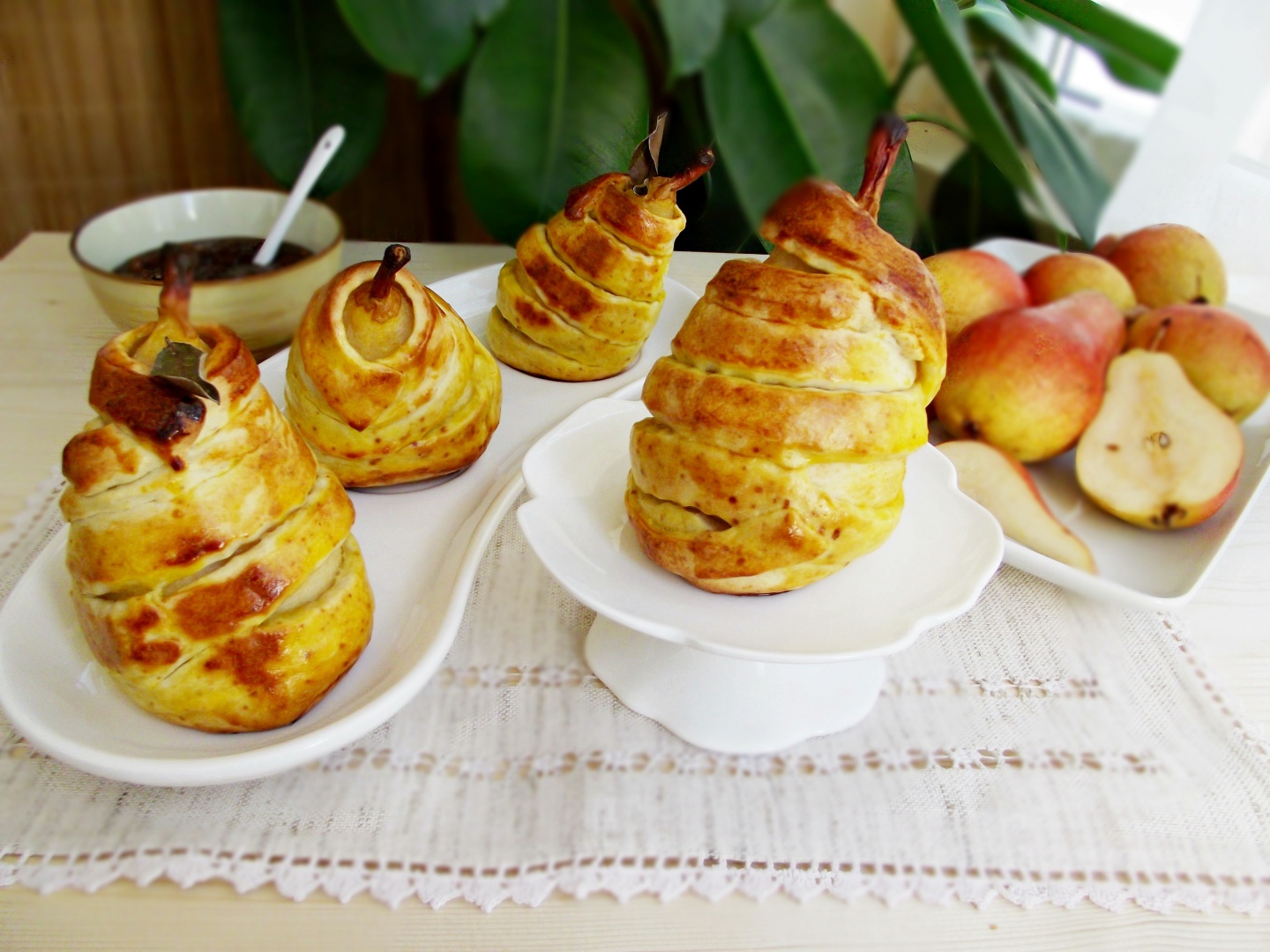 Pere in aluat umplute cu crema de nuci