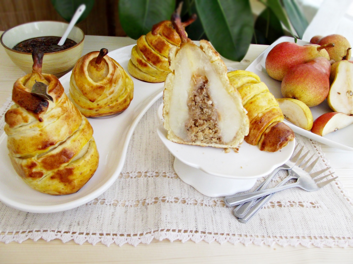 Pere in aluat umplute cu crema de nuci