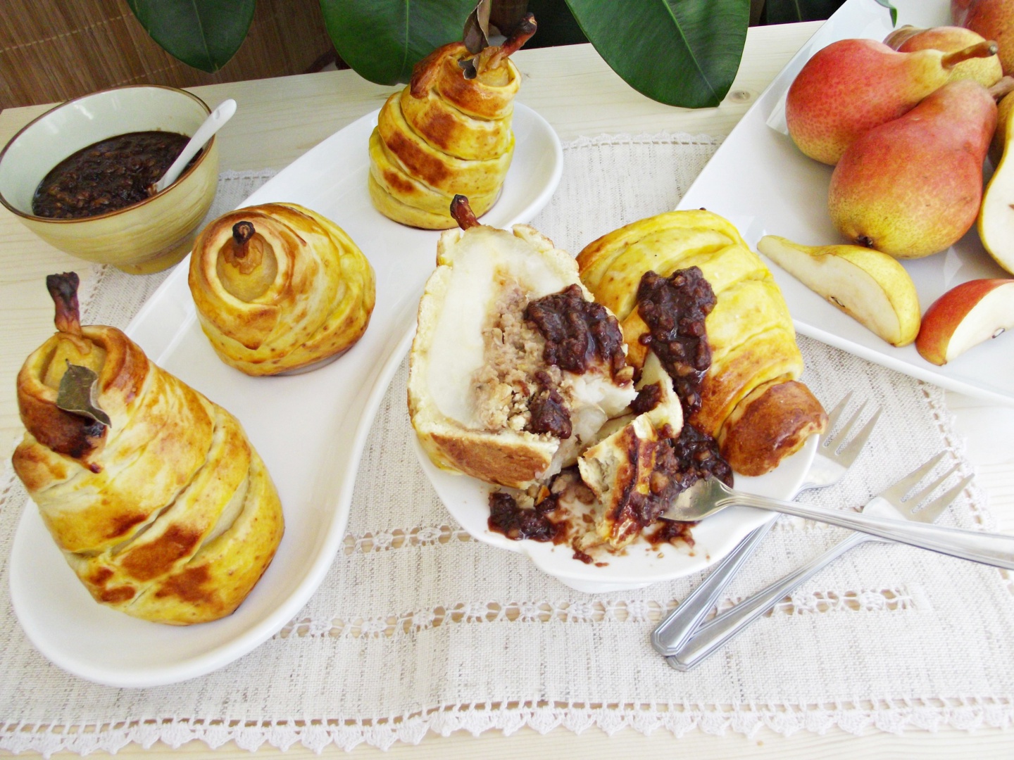 Pere in aluat umplute cu crema de nuci