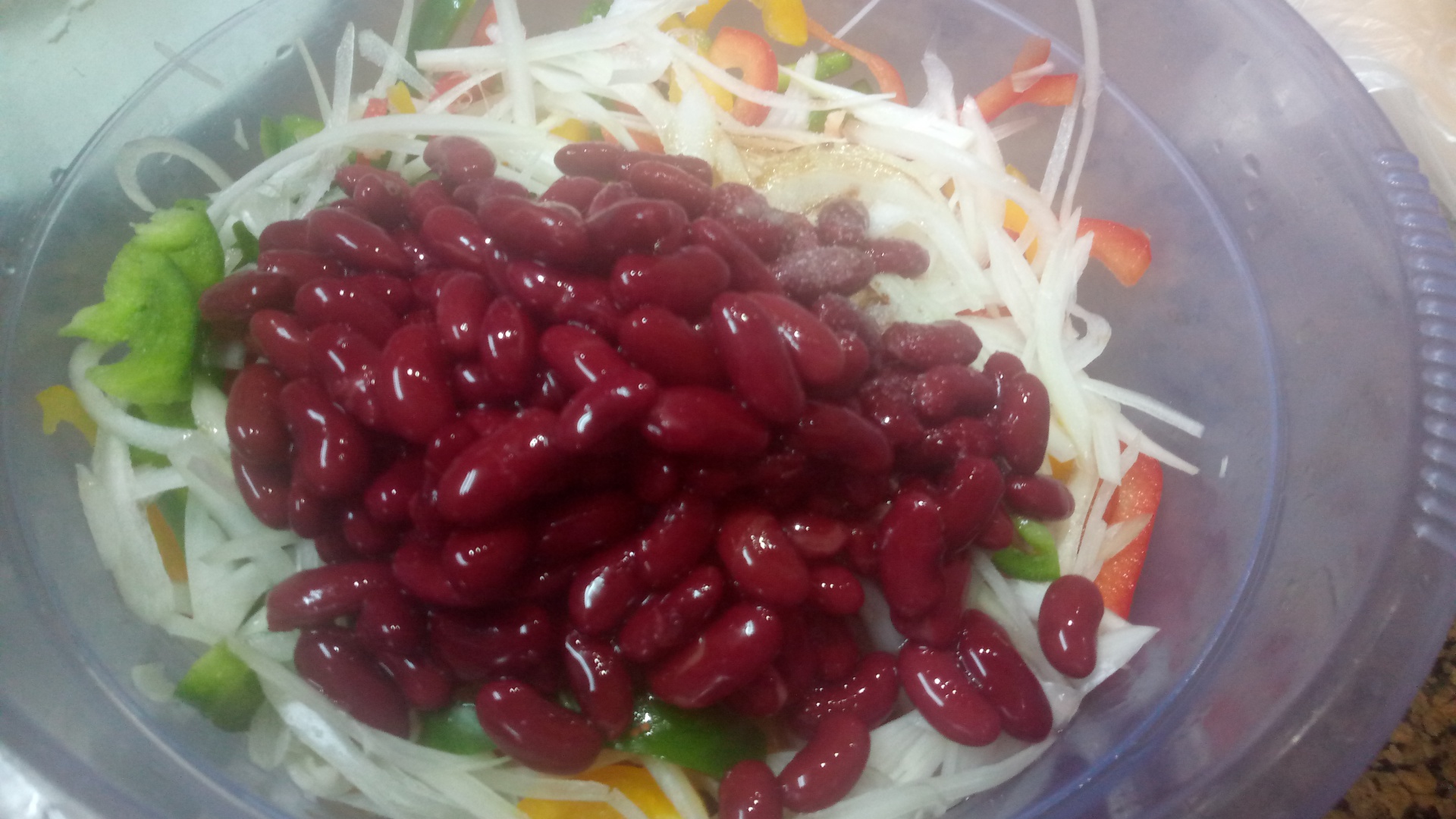 Salata de fasole rosii cu legume