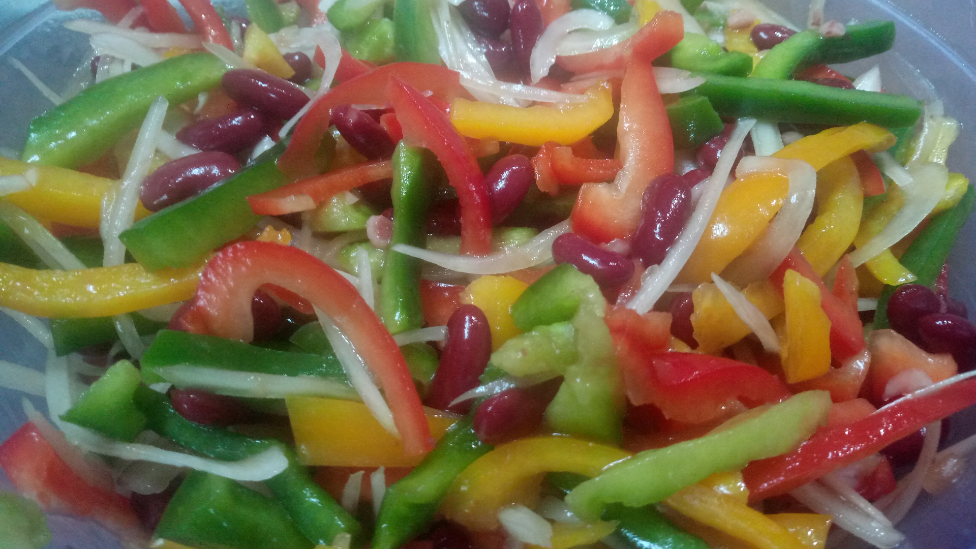 Salata de fasole rosii cu legume