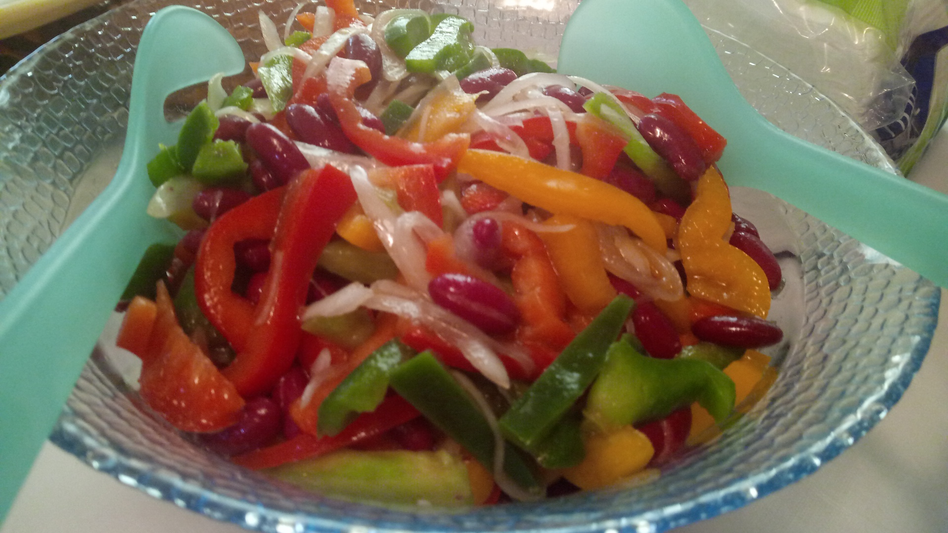 Salata de fasole rosii cu legume