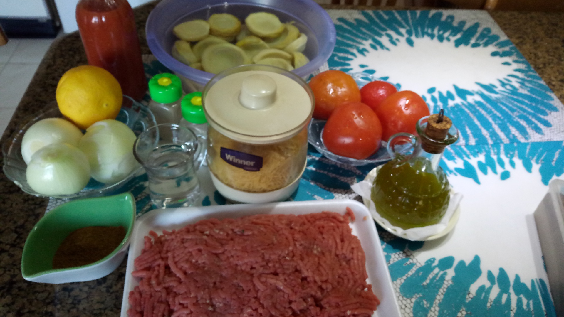 Anghinare cu carne tocata in sos de rosii la cuptor, cu garnitura de orez