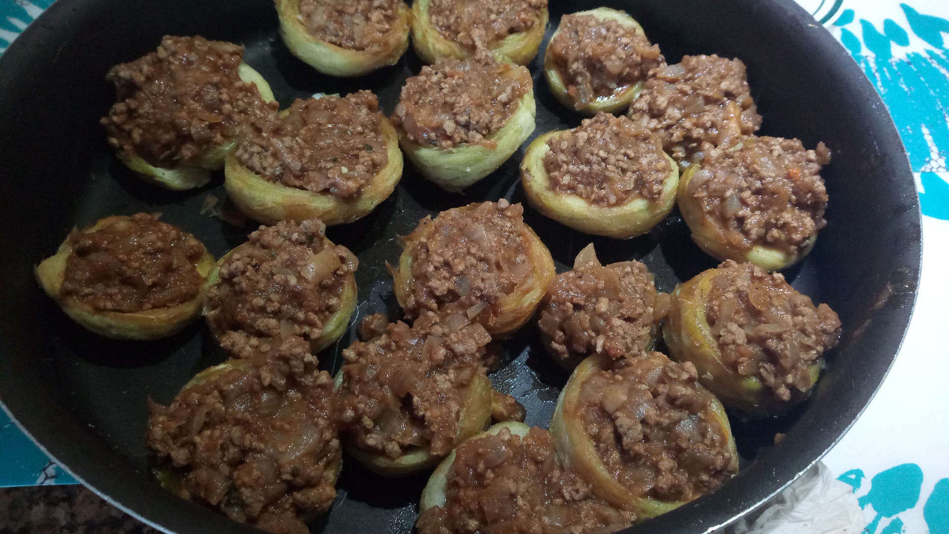 Anghinare cu carne tocata in sos de rosii la cuptor, cu garnitura de orez