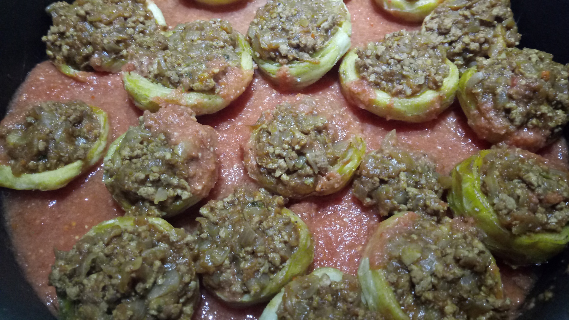 Anghinare cu carne tocata in sos de rosii la cuptor, cu garnitura de orez