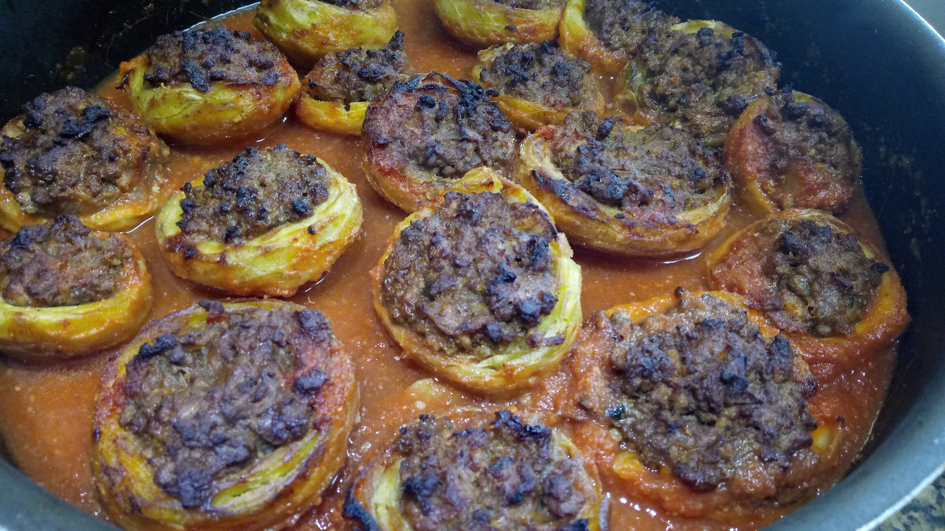 Anghinare cu carne tocata in sos de rosii la cuptor, cu garnitura de orez