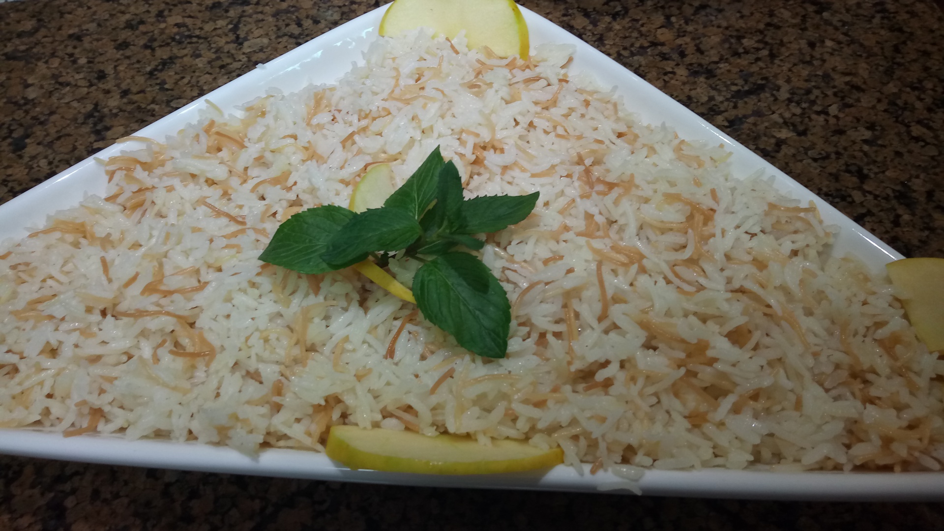 Anghinare cu carne tocata in sos de rosii la cuptor, cu garnitura de orez