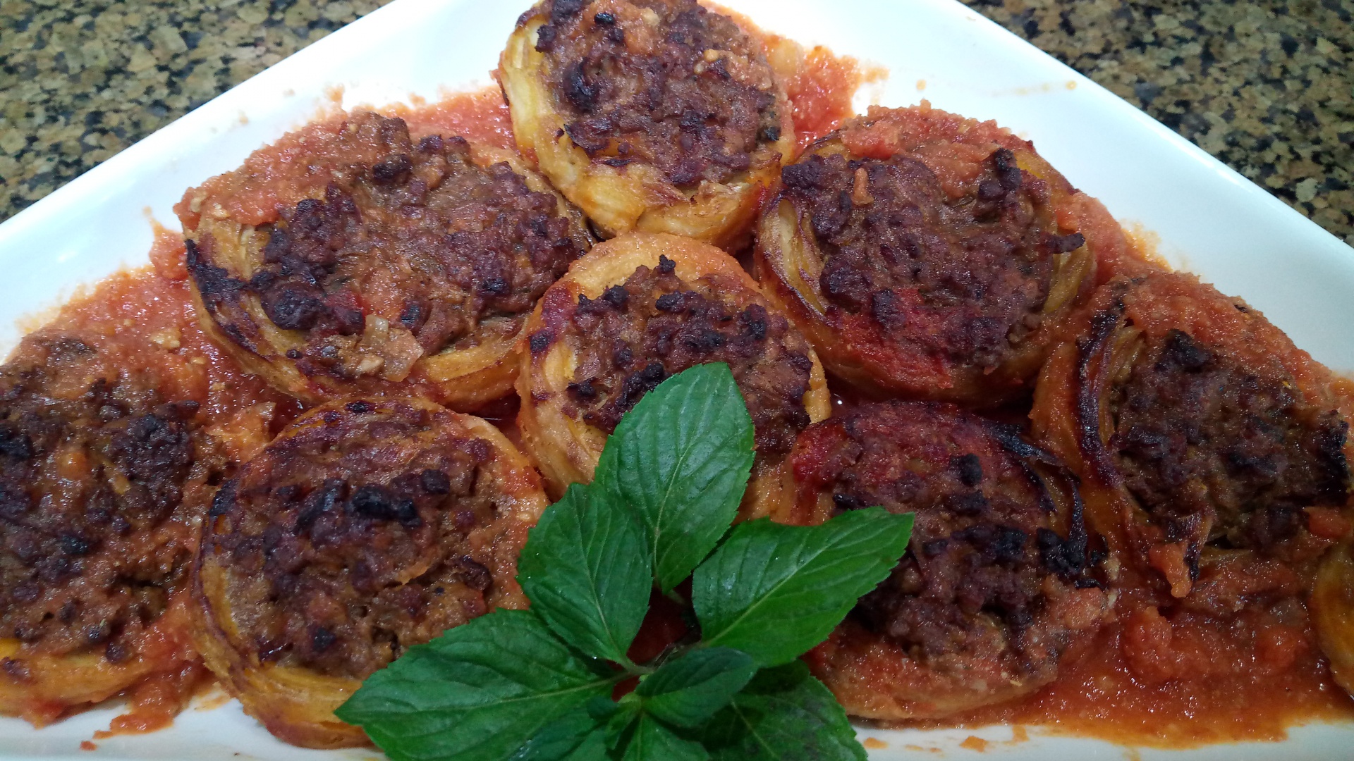 Anghinare cu carne tocata in sos de rosii la cuptor, cu garnitura de orez