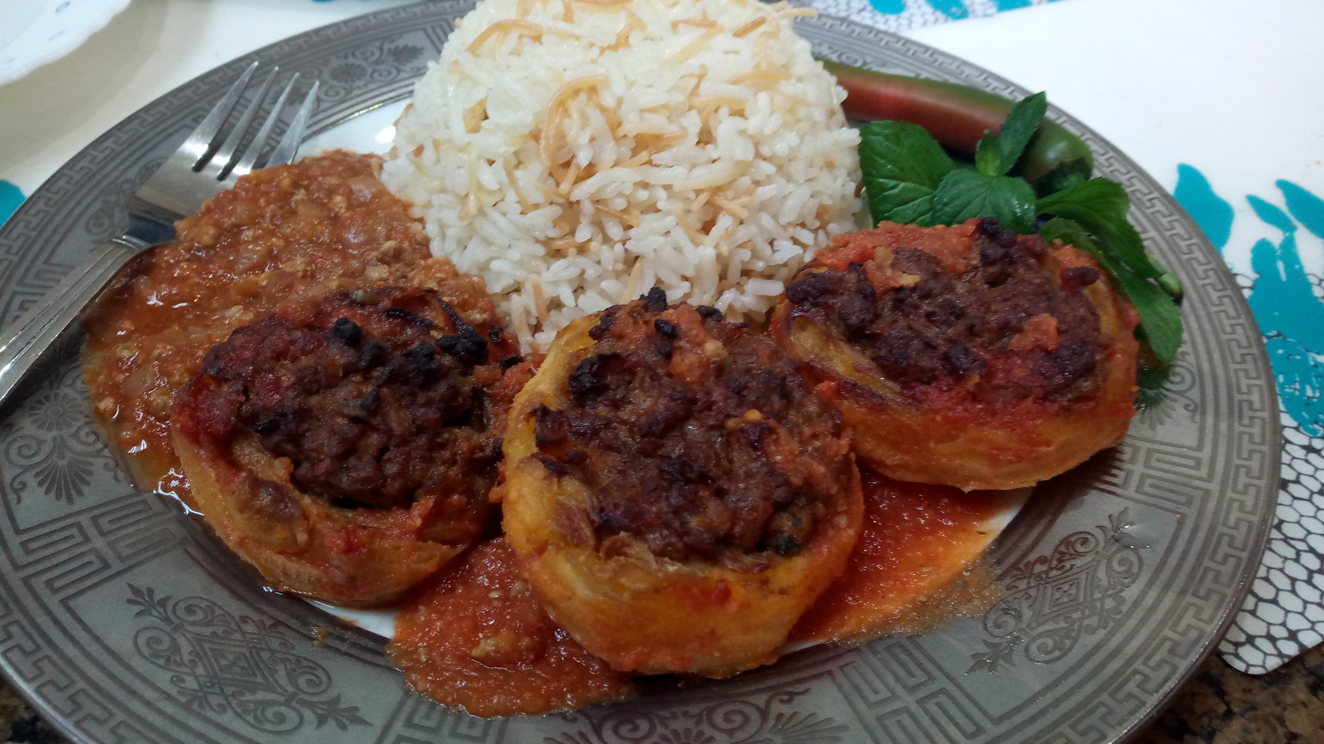 Anghinare cu carne tocata in sos de rosii la cuptor, cu garnitura de orez