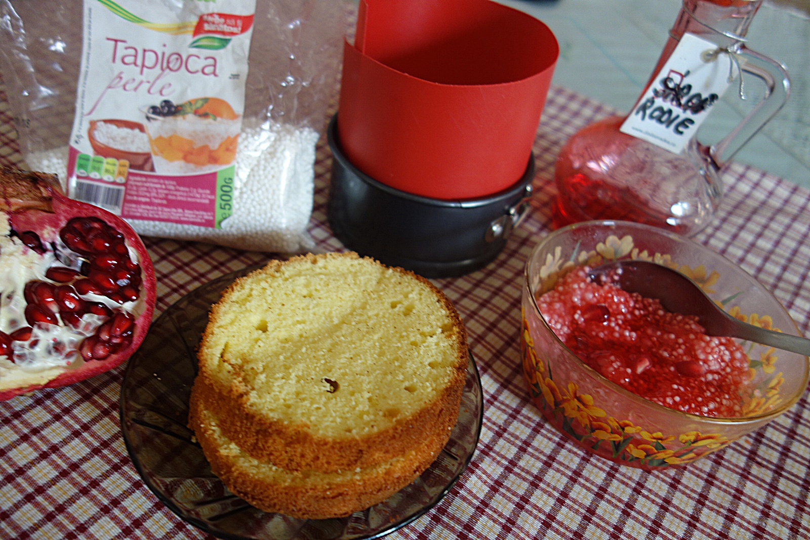 Prajitura cu perle de tapioca fierte in sirop de rodie