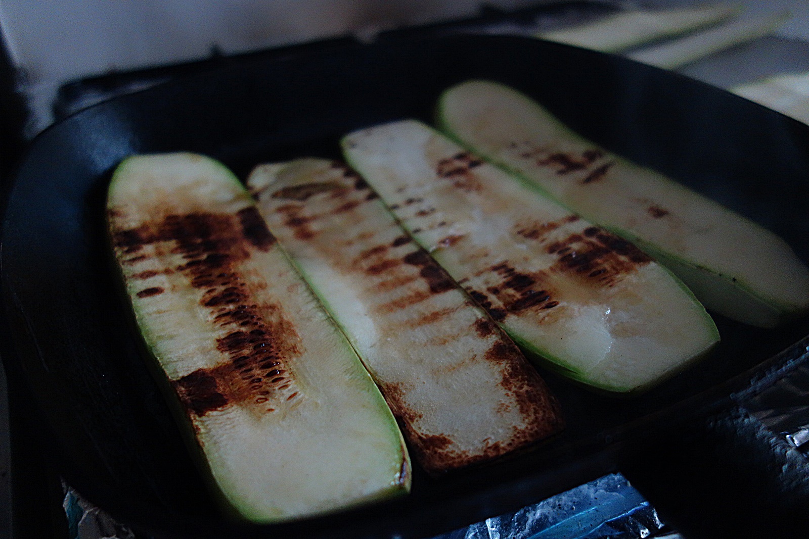 Rulouri picante din dovlecei, cu guleras jambonat, umplute cu legume