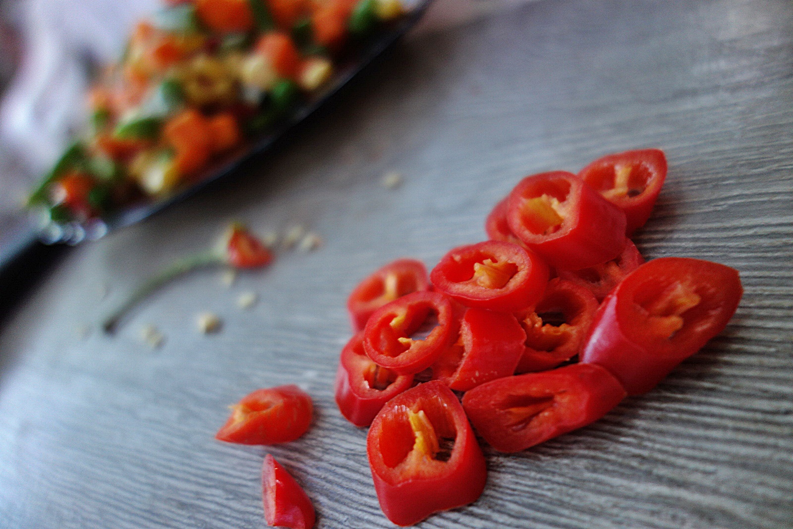 Rulouri picante din dovlecei, cu guleras jambonat, umplute cu legume