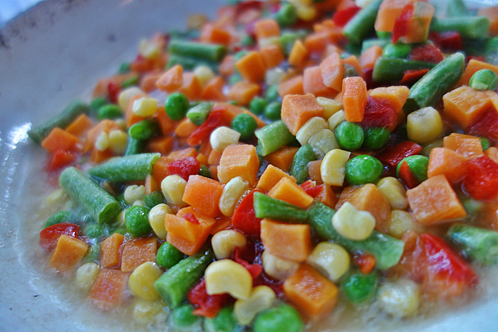 Rulouri picante din dovlecei, cu guleras jambonat, umplute cu legume