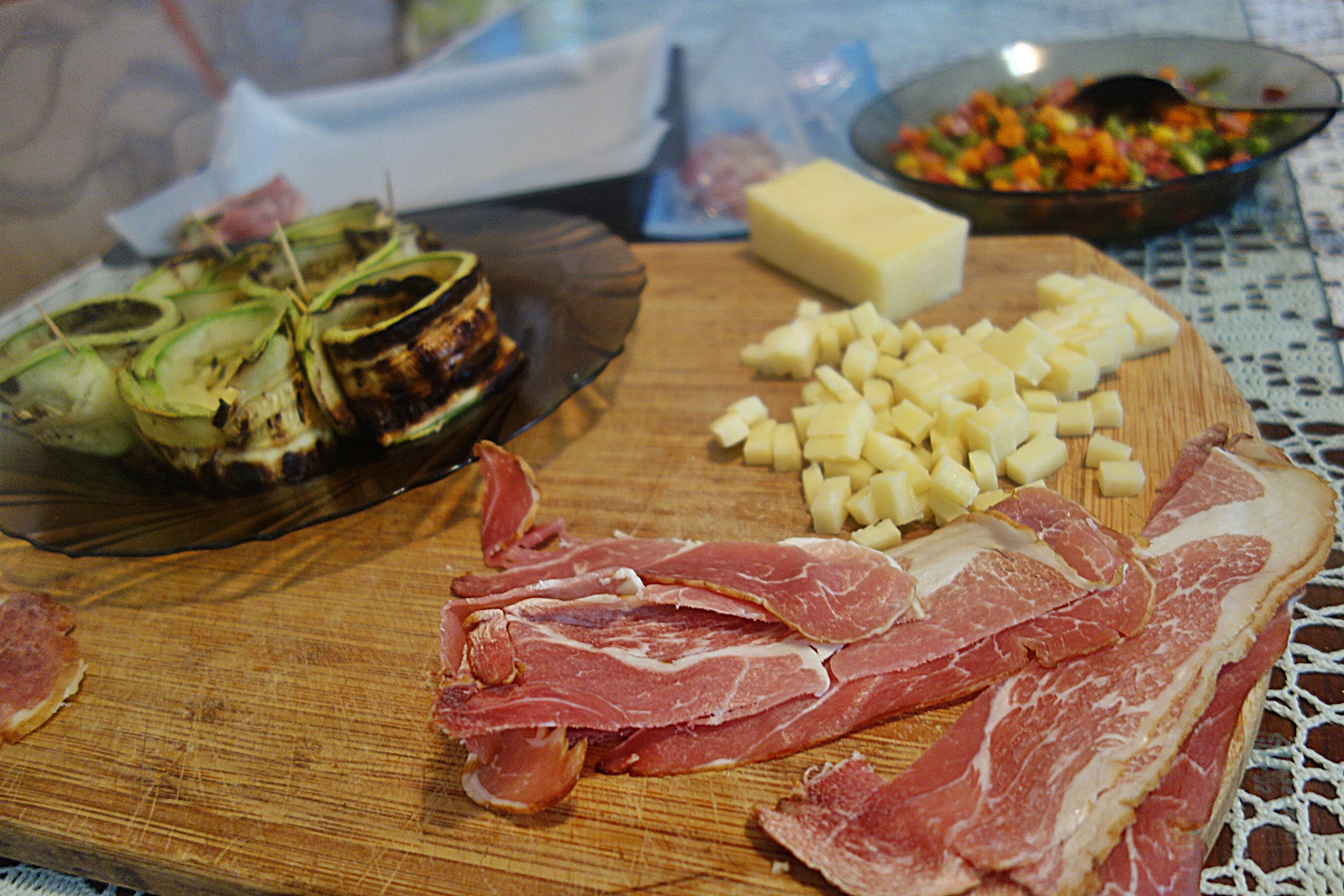 Rulouri picante din dovlecei, cu guleras jambonat, umplute cu legume