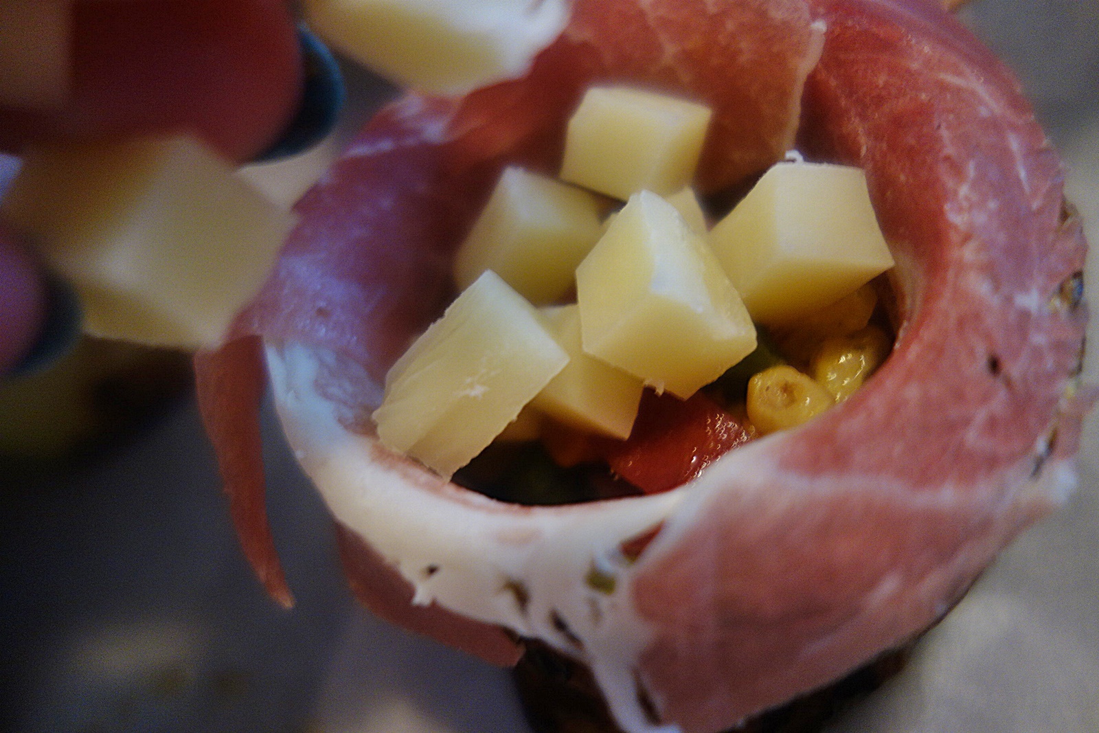 Rulouri picante din dovlecei, cu guleras jambonat, umplute cu legume