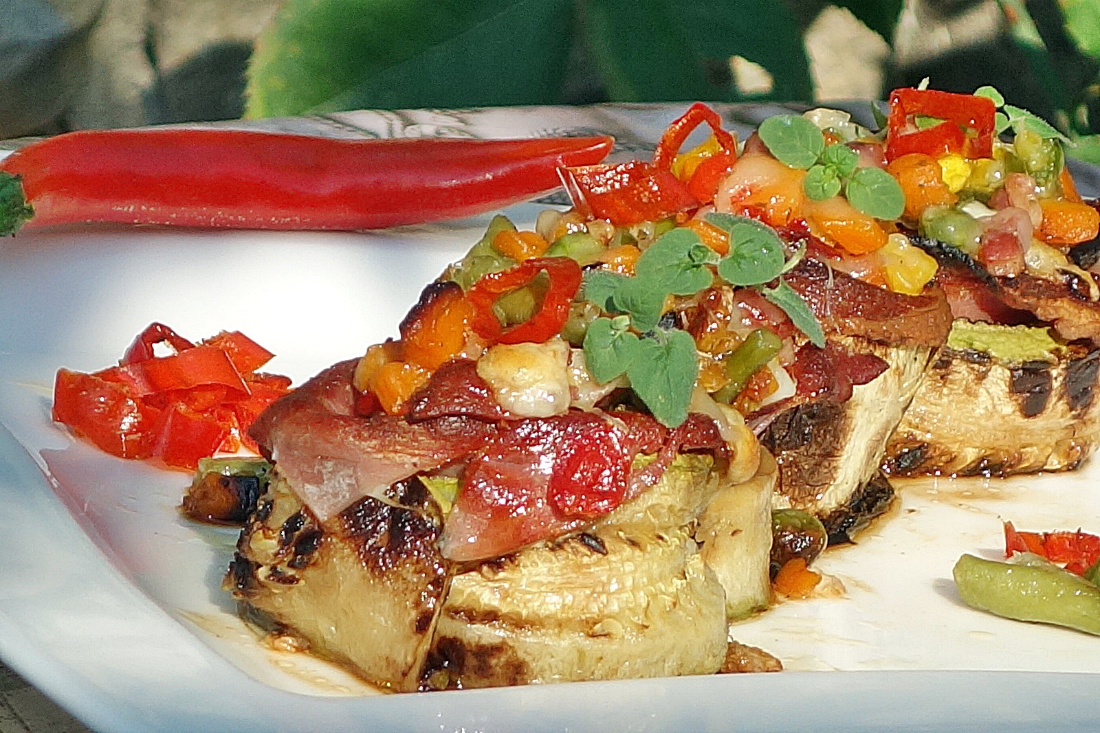 Rulouri picante din dovlecei, cu guleras jambonat, umplute cu legume