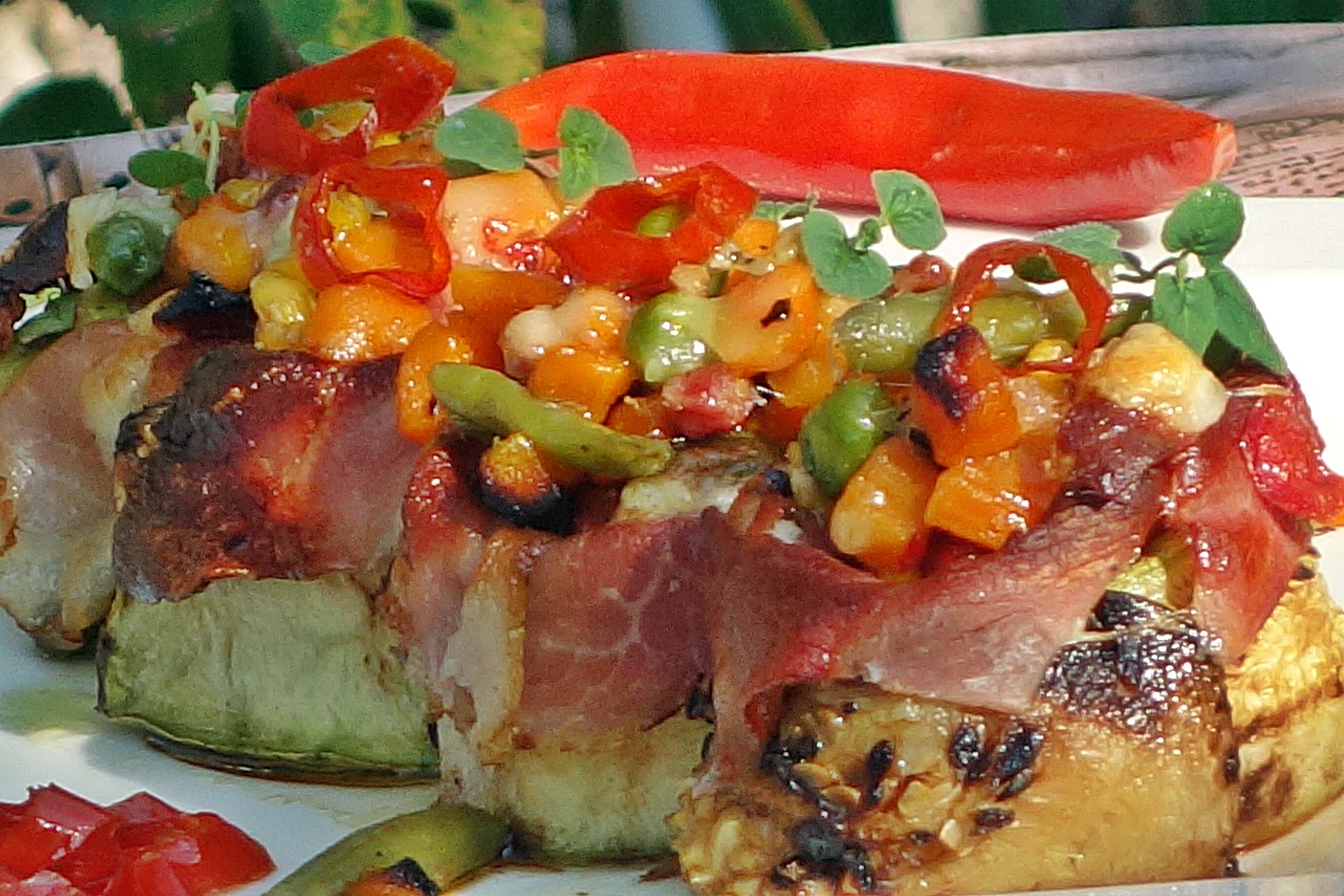 Rulouri picante din dovlecei, cu guleras jambonat, umplute cu legume