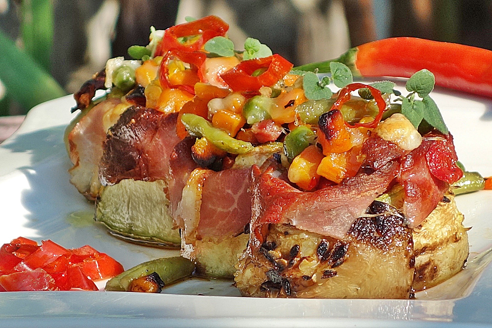 Rulouri picante din dovlecei, cu guleras jambonat, umplute cu legume