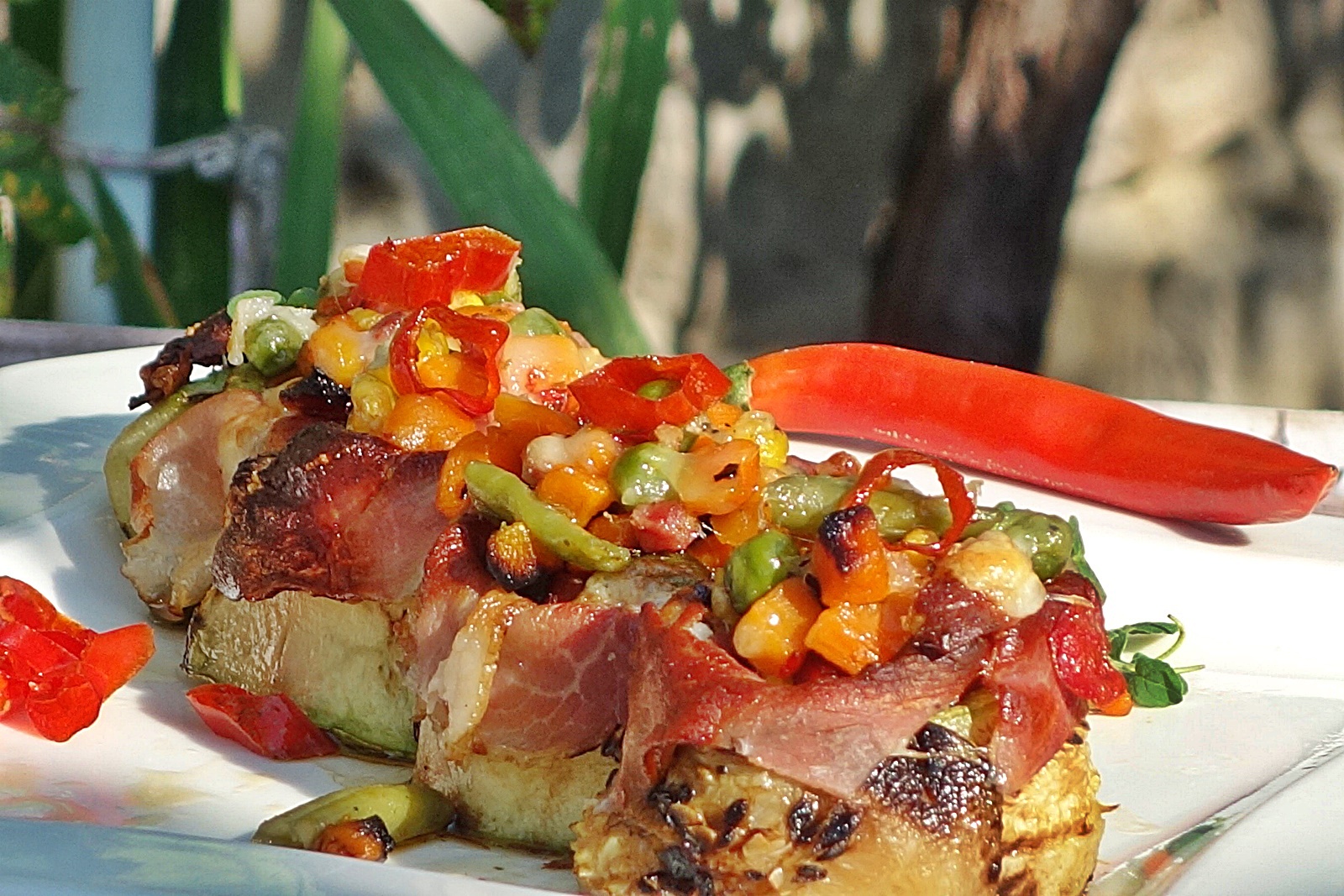 Rulouri picante din dovlecei, cu guleras jambonat, umplute cu legume