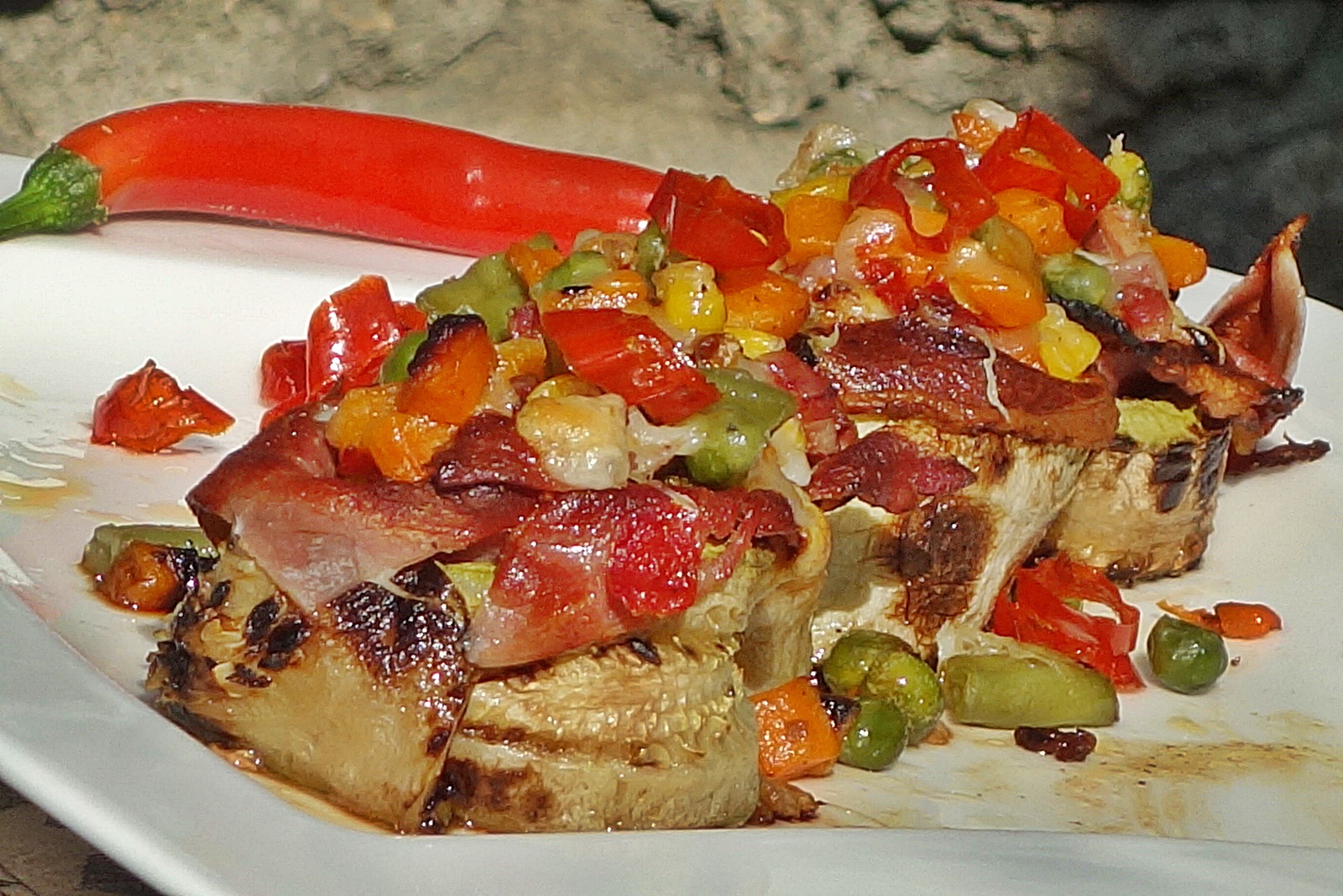 Rulouri picante din dovlecei, cu guleras jambonat, umplute cu legume