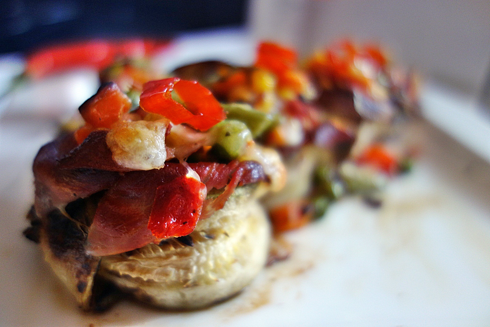 Rulouri picante din dovlecei, cu guleras jambonat, umplute cu legume