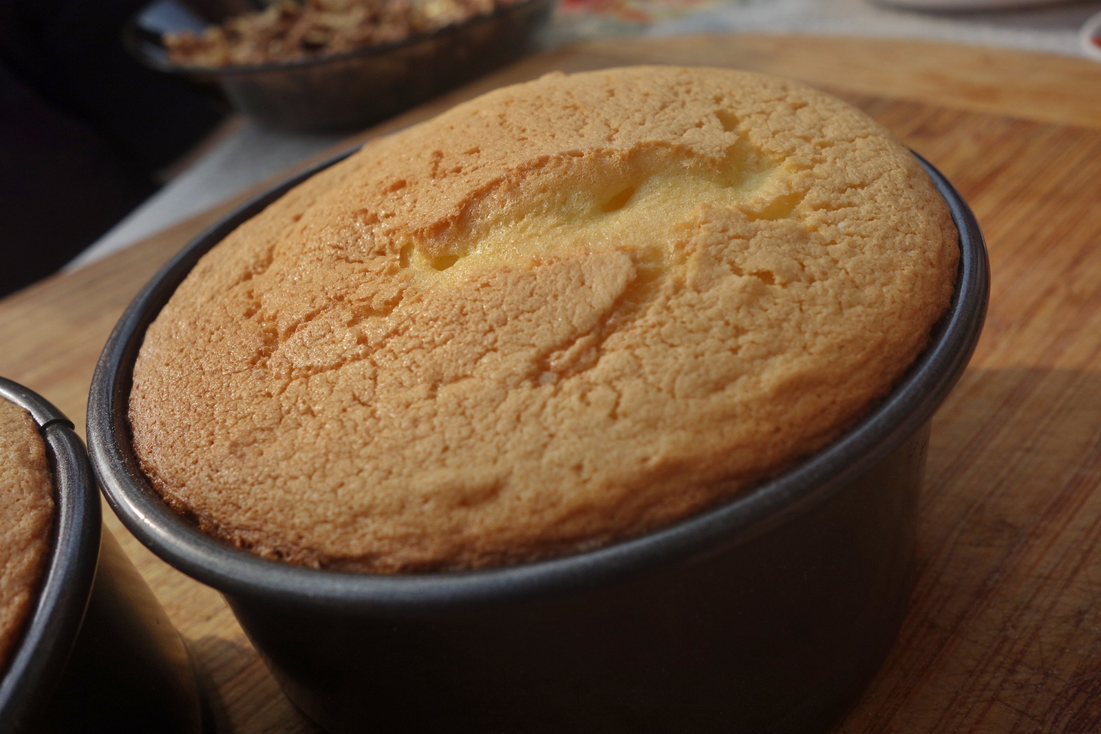 Prajitura cu pere fierte in sirop de trandafir si crema de castane
